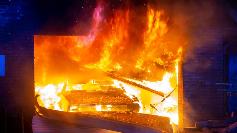 Uitslaande brand verwoest garage (Foto: Gabor Heeres/SQ Vision)