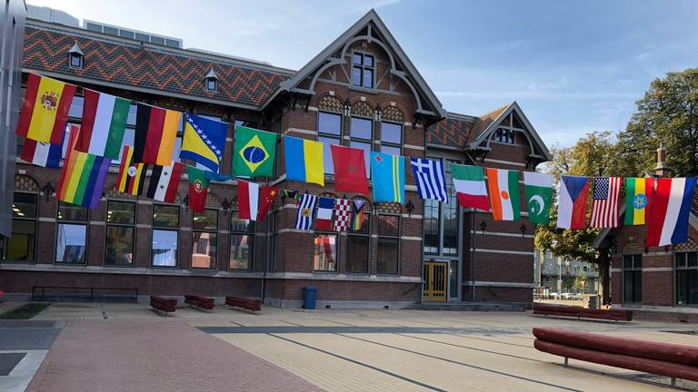 De vlaggen op het schoolplein van RSG 't Rijks, met rechtsachter de progressvlag.