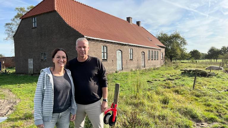 Paul en Ingrid van Helvoort op hun terrein in Maliskamp, afgelopen oktober (foto: Megan Hanegraaf).