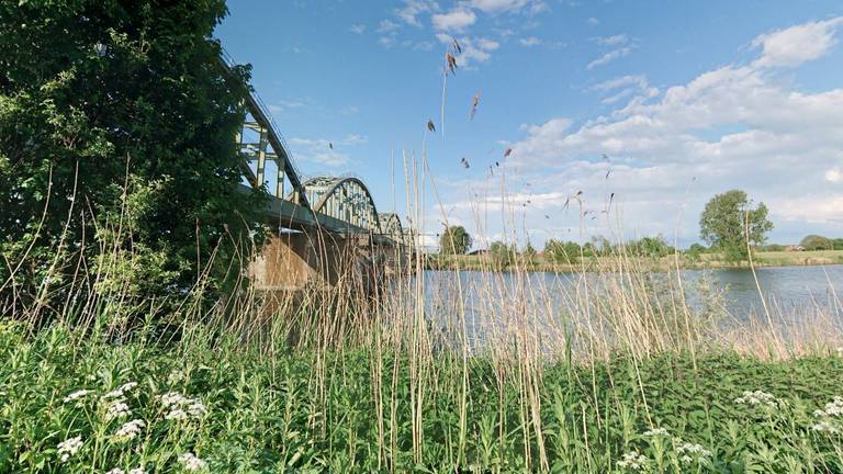 De spoorbrug bij Ravenstein (beeld: Google Maps).