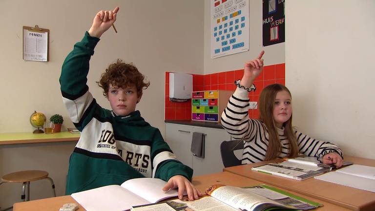 Kick en Aniek zijn blij met de terugkeer naar school.