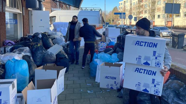 Ook in Eindhoven worden bergen met spullen ingezameld (foto: Imke van de Laar).