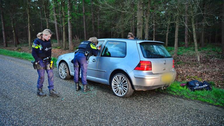 Man wordt beschoten in zijn auto en raakt gewond