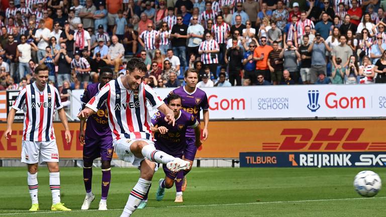 Kyan Vaesen breekt, vanaf de strafschopstip, de ban in het thuisduel van Willem II met Go Ahaed Eagles (foto: ANP).