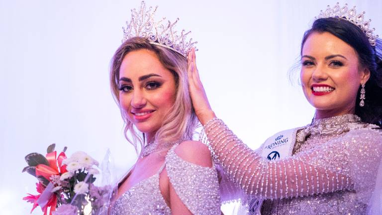 Dilay Willemstein (links) wint de verkiezing van Miss World Nederland (foto: Jeroen Jumelet/ANP).