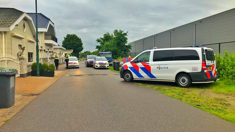 De politie rukte met meerdere wagens uit (foto: Rico Vogels/SQ Vision).