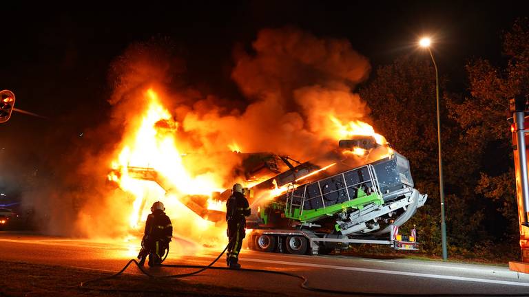 De vrachtwagen vloog in brand voor het stoplicht in Dongen (foto: Jeroen Stuve/SQ Vision)