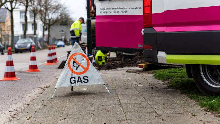 Een gaslek in Geldrop wordt gerepareed door Enexis. (foto: ANP).