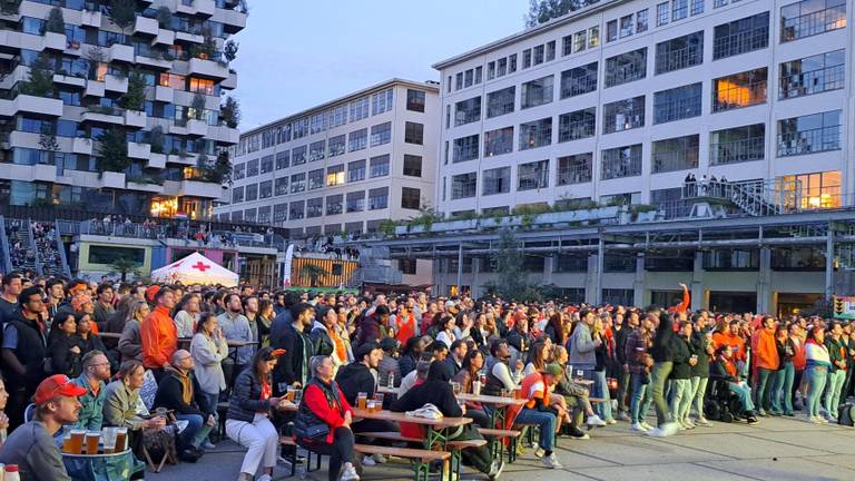 Honderden mensen kijken naar het grote scherm op het Ketelhuisplein in Eindhoven (foto: Leon Voskamp).