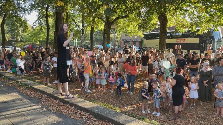 De kinderen worden welkom geheten door schooldirecteur Kim Keesmekers. 