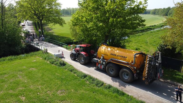 De loonwerkers blokkeren de hele weg (foto: Meesters Multi Media).