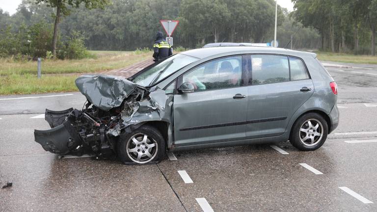 Bestuurder naar ziekenhuis na botsing op kruising
