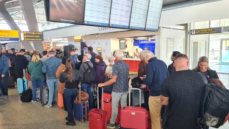 Lange rijen in Eindhoven Airport (foto: Noël van Hooft).