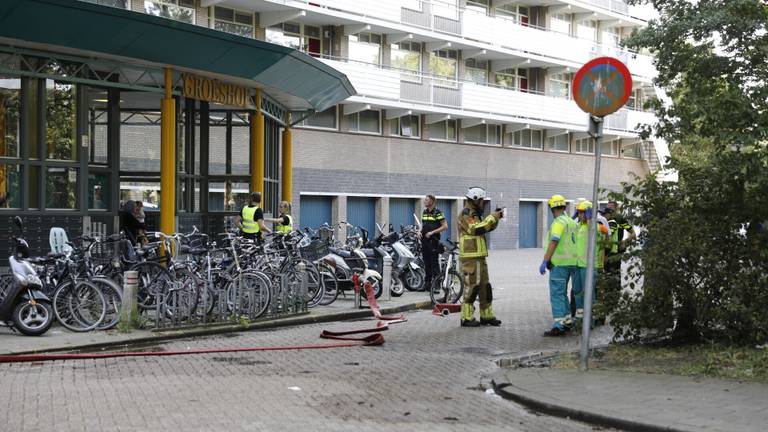 Vanwege de brand in de flat in Bergen op Zoom werden enkele appartementen ontruimd (foto: Christian Traets/SQ Vision).