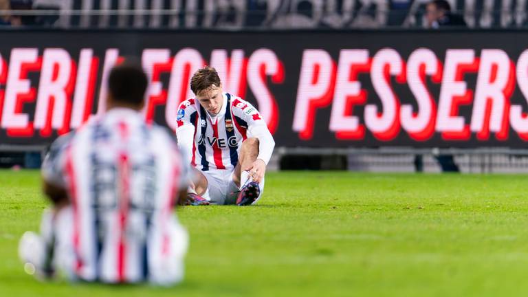 Tommy St Jago en Ringo Meerveld zitten balend op het veld na het verlies (foto: Joris Verwijst/Orange Pictures).