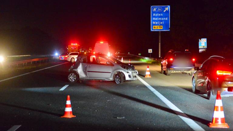 Vrouw ernstig gewond nadat ze op de A67 over de kop slaat