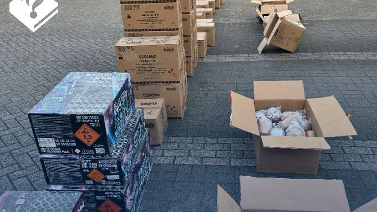 Een deel van de in beslag genomen hoeveelheid vuurwerk (foto: politie).