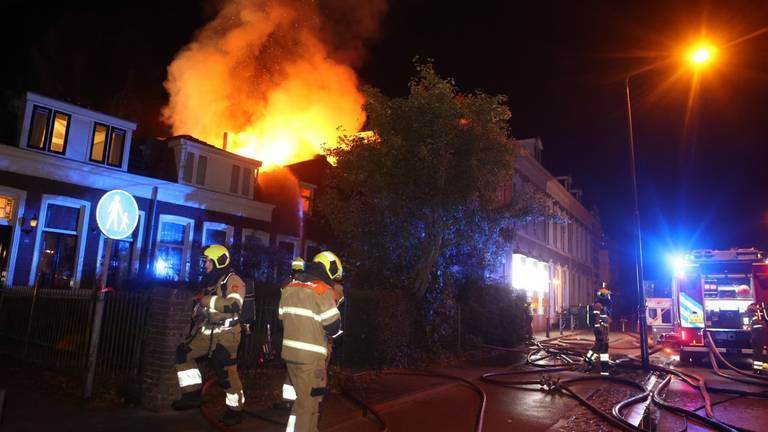 De brand woedt in een oud huis aan de Taalstraat in Vught (foto: Bart Meesters).