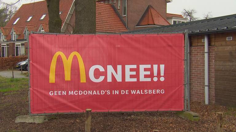 De bewoners hebben een groot protestspandoek op de locatie neergezet (foto: Omroep Brabant).