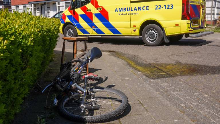 De fiets brak door het ongeluk in tweeën (Foto: Harrie Grijseels / Persbureau Heitink).