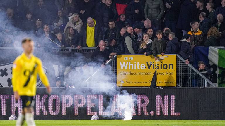 Vuurwerk op het veld in het Rat Verlegh Stadion tijdens de derby (foto: Orange Pictures).