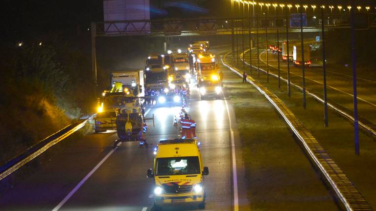 De traumahelikopter landde op de snelweg (foto: Perry Roovers/SQ Vision)