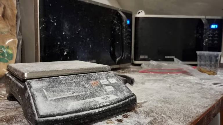 Een weegschaal met twee magnetrons (foto: politie).