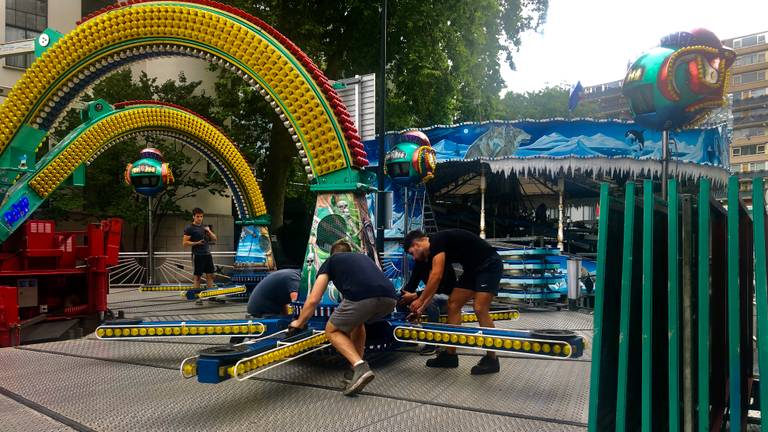 Op het Stadhuisplein worden de laatste attracties afgebroken (foto: Tonnie Vossen)