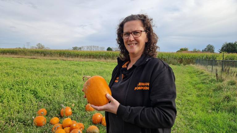 Lia Leemans met een van de mislukte pompoenen (foto: Noël van Hooft).