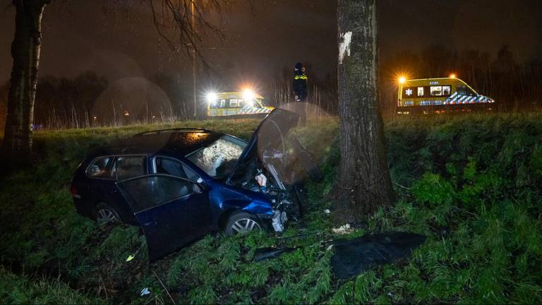 Auto raakt door onbekende oorzaak van de weg en belandt in sloot (foto: Iwan van Dun/SQ Vision Mediaprodukties).