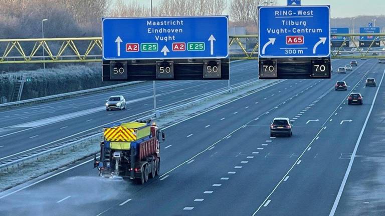 Een strooiwagen op de A2 bij Den Bosch (archieffoto: Bart Meesters/SQ Vision).