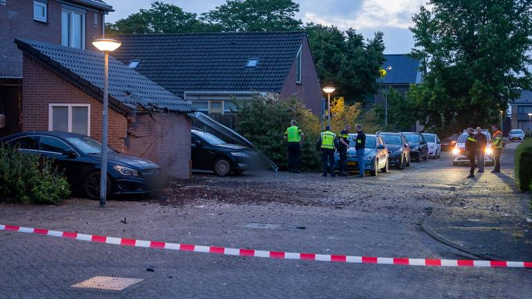 De straat Dravik is na de explosie afgezet (foto: Iwan van Dun/SQ Vision).