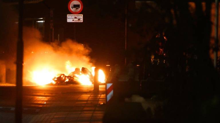 Het vuur woedde op de beruchte kruising van de Witboomstraat met de Van der Loostraat in Veen.