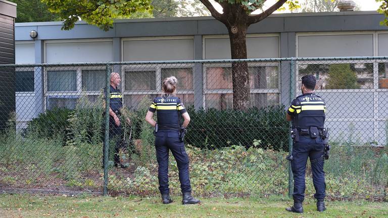 Agenten zoeken met een politiehond naar een van de overvallers. (Foto: Jeroen Stuve / SQ Vision)