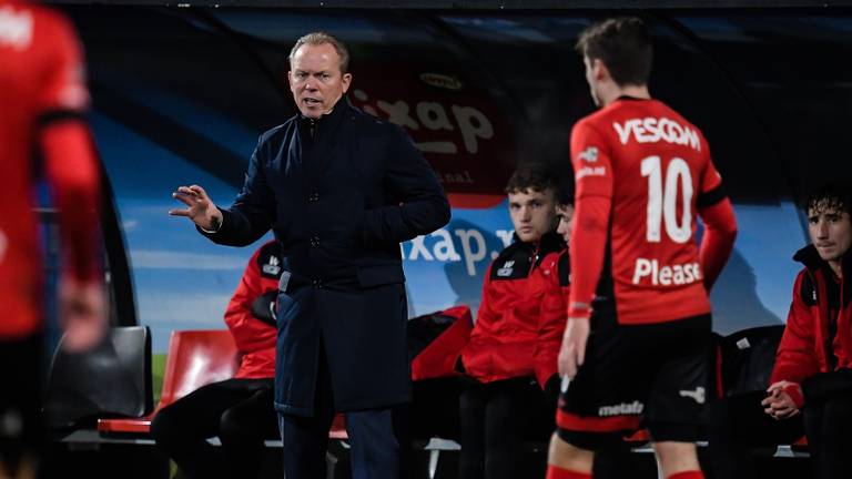 Wil Boessen langs de lijn bij Helmond Sport (Foto: ANP)