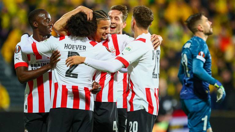 PSV-spelers vieren het openingsdoelpunt (Foto: ANP)