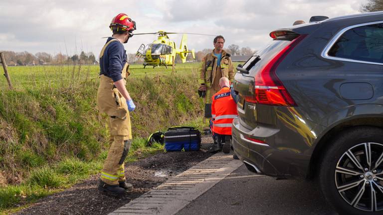 Vanwege de ernst van het ongeluk kwam een traumaheli naar Deurne (foto: Harrie Grijseels/SQ Vision).