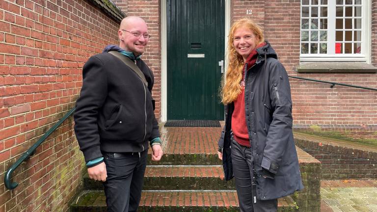 Krysztof is de enige dakloze die op de foto wil, samen met straatpastor Lianne (Foto: Agnes van der Straaten)