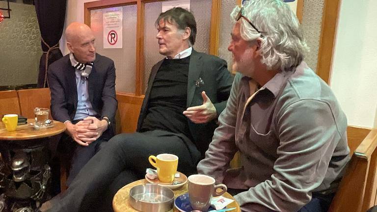 Kuijpers en Depla in de coffeeshop