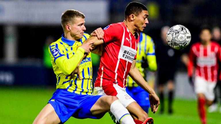 Van den Buijs in duel met Vinícius (Foto: ANP)