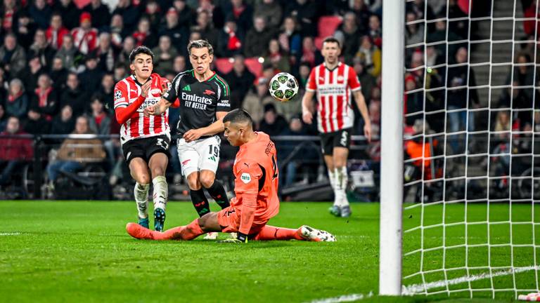 PSV incasseert een doelpunt tegen Arsenal (foto: Eye4images).