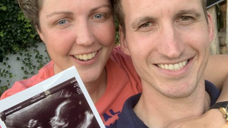 Steffi en Roel delen het heuglijke nieuws met een foto van de echo (foto: Boer Zoekt Vrouw)