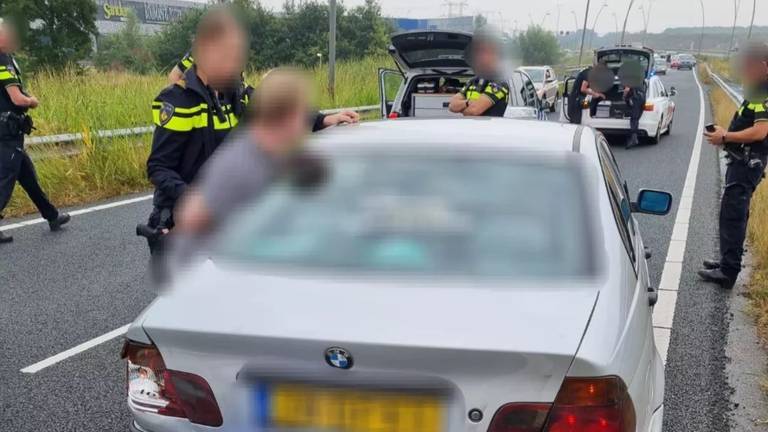 De man wordt aangehouden (foto: politie Markdal/Instagram).