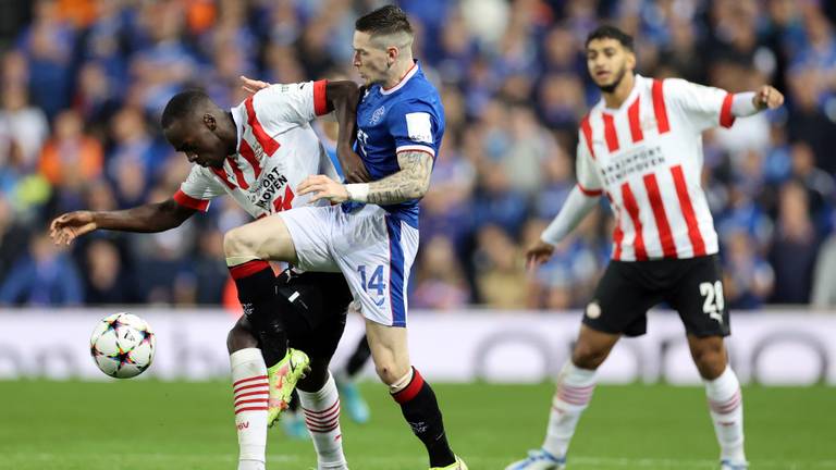 Jordan Teze in duel met Ryan Kent (Foto: ANP)