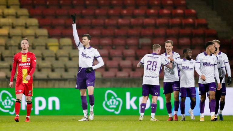 Michiel Kramer viert zijn doelpunt, de 0-2 voor RKC (foto: Orange Pictures).