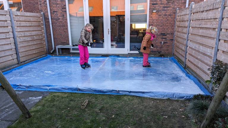 Dochters van Niels en Lydia schaatsen op de ijsvloer in de achtertuin (Foto: familie Groen)