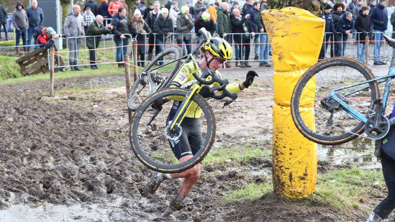 Marianne Vos in de Oisterwijkse modder (foto: Orange Pictures).