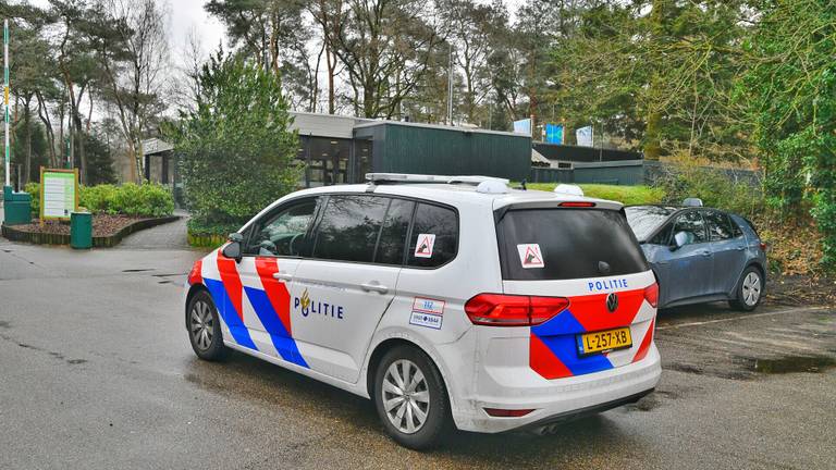 De politie doet onderzoek op Landal Het Vennebos in Hapert (foto: Rico Vogels/SQ Vision).