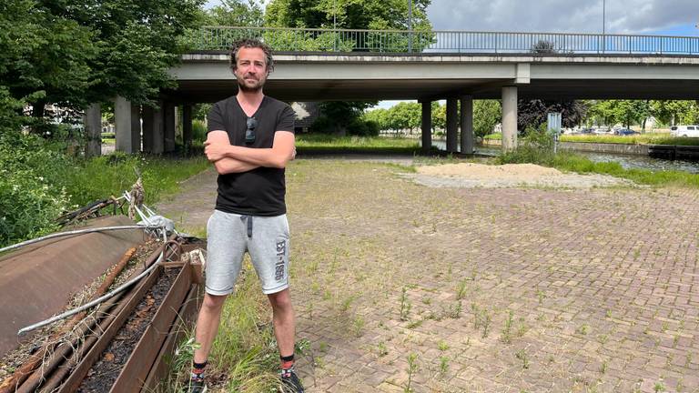 Buurtbewoner Nick staat op de plek waar De Buurtcamping moest komen (foto: Megan Hanegraaf). 