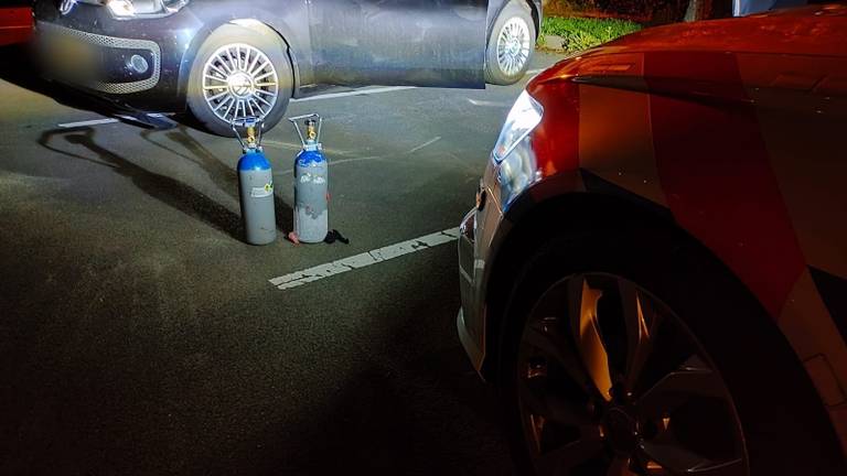 De man had meerdere cilinders lachgas in zijn auto (foto: Twitter Team Verkeer Zeeland-west-Brabant).